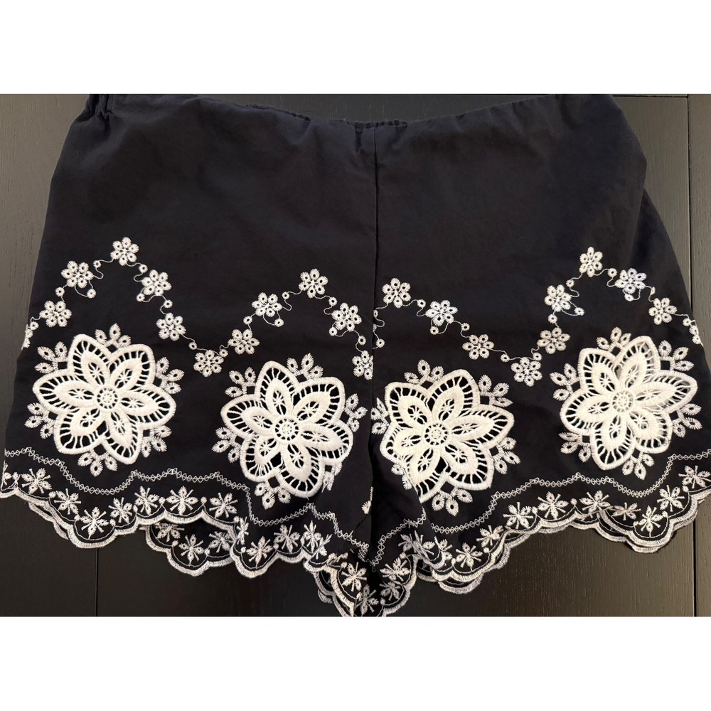 Max Edition Dress Shorts Womens L‎ Black Embroidered Scalloped Lined Resortwear